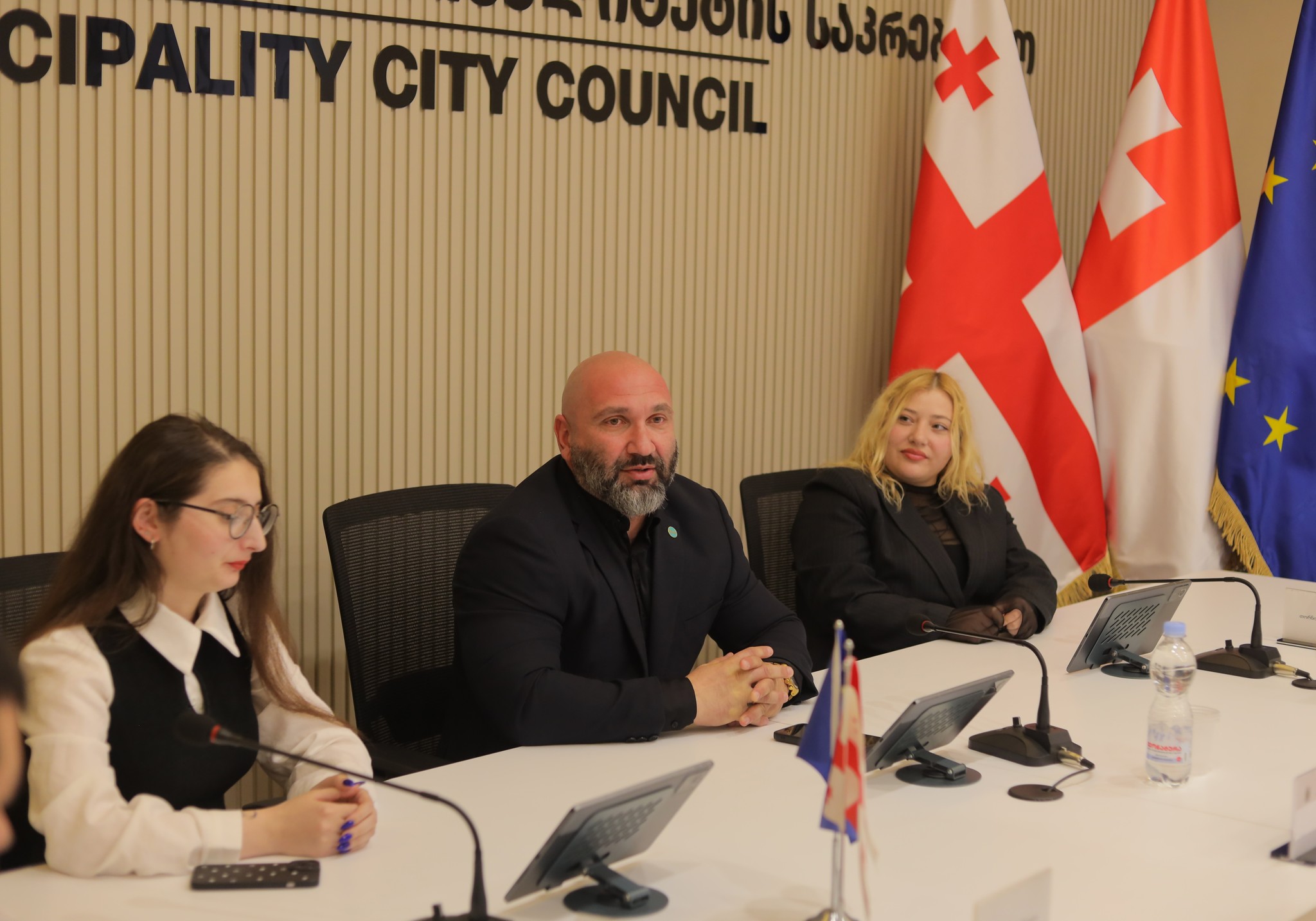 სტაჟირების პროგრამის ,,წარმოადგინე შენი ქალაქი”მონაწილეები ქონების მართვისა და ბუნებრივი რესურსების საკითხების კომისიის თავმჯდომარეს შეხვდნენ