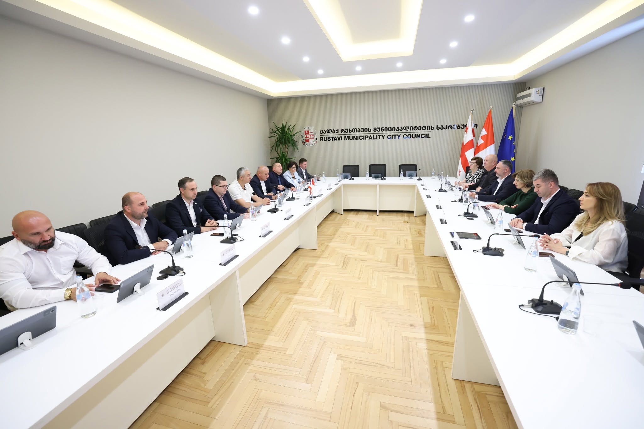 ფრაქცია „ქართული ოცნების“ მორიგი სხდომა გაიმართა