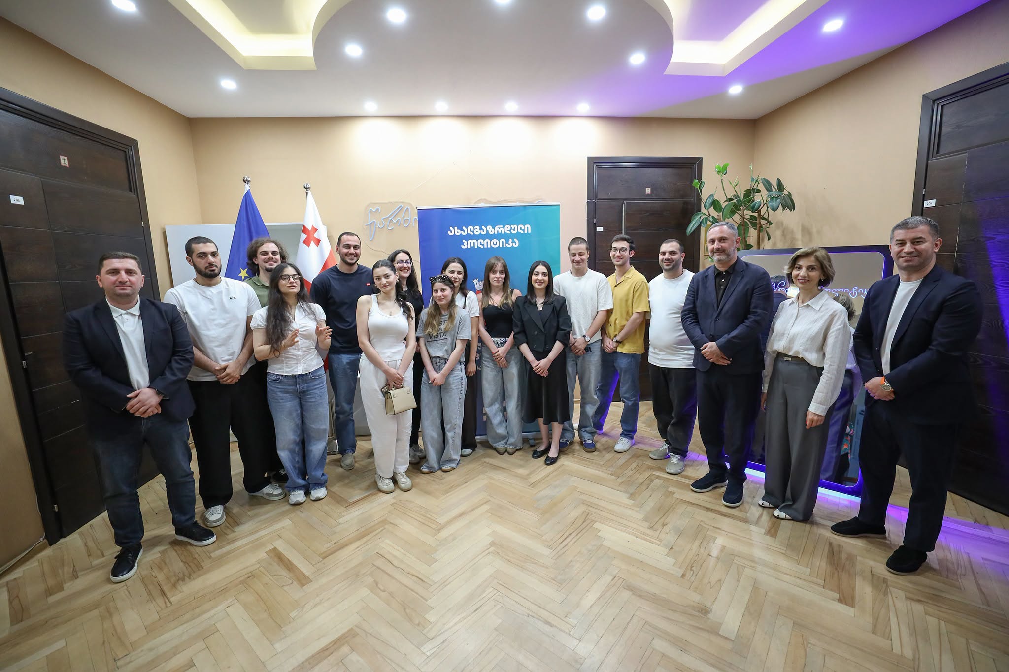 საკრებულოს თავმჯდომარე მოადგილეებთან ერთად ,,მართე შენი ქალაქის” მონაწილეებს შეხვდა